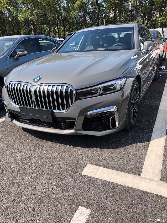 宝马740领先求碳黑与宝石青的建议颜色