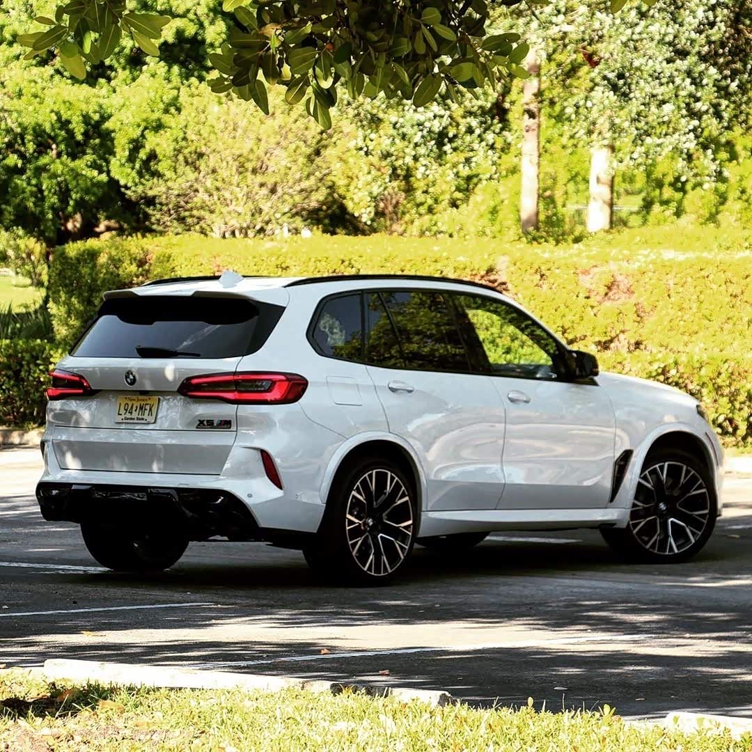 白色的宝马x5更为优雅