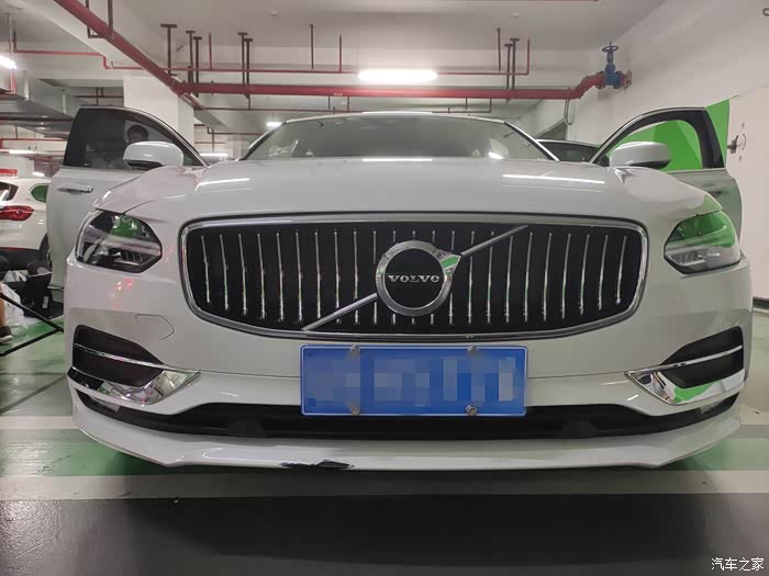 前脸辨识度超高的logo标识,连标识长条都像安全带