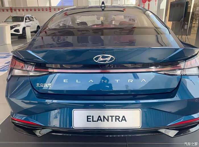 伊兰特的尾灯给我有种"蜘蛛侠"的犀利感,贯穿式尾灯,又酷又拉风.