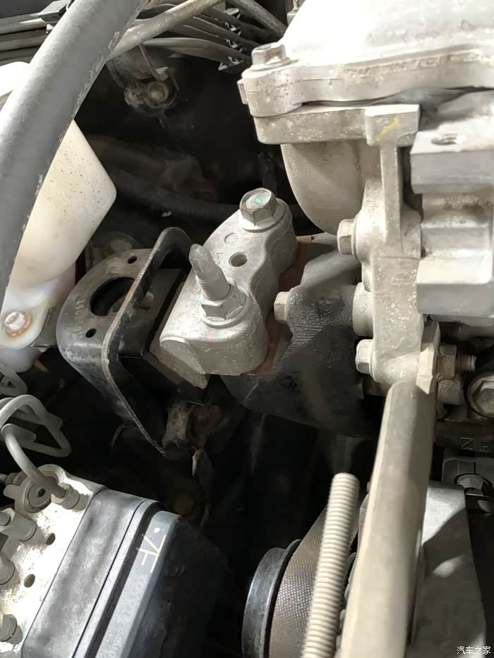 请教花花车友,花冠发动机机脚具体在什么位置?