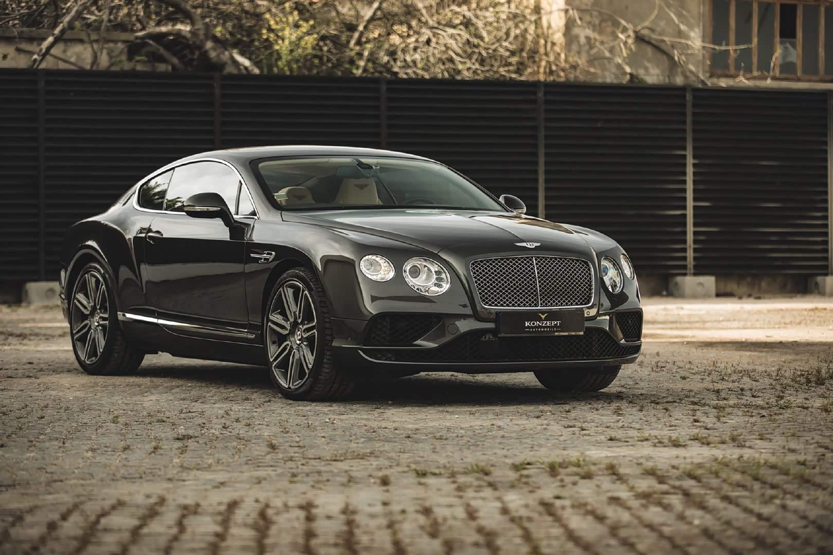 宾利欧陆gt v8,老款见到的次数还挺多