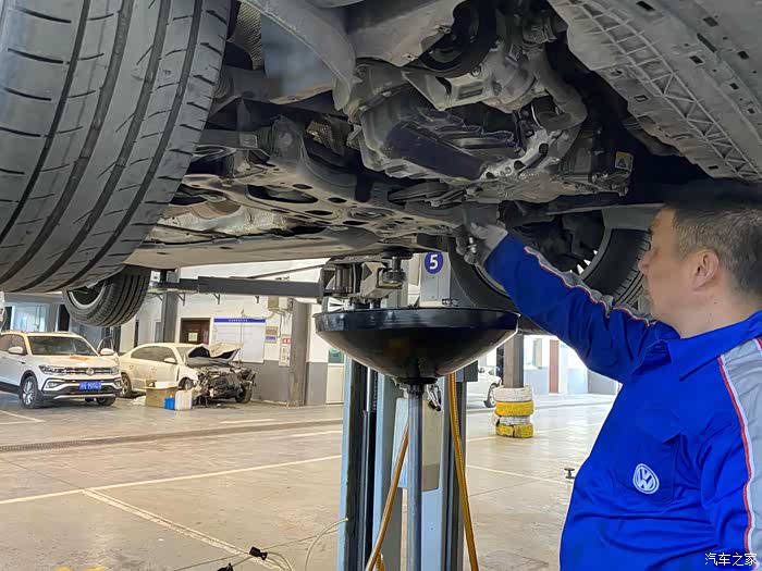 凌渡七万公里更换变速箱油作业