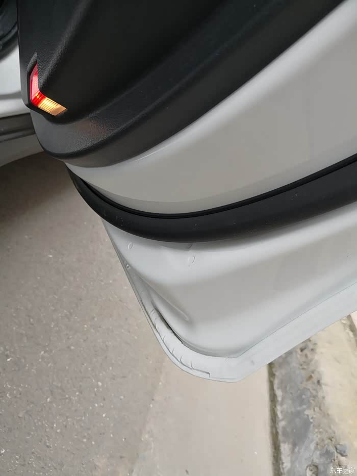 朋友们,奔驰glc260的车门漆是不是都这样?