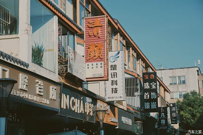 玉溪小吃街 小庙街上,人声鼎沸.