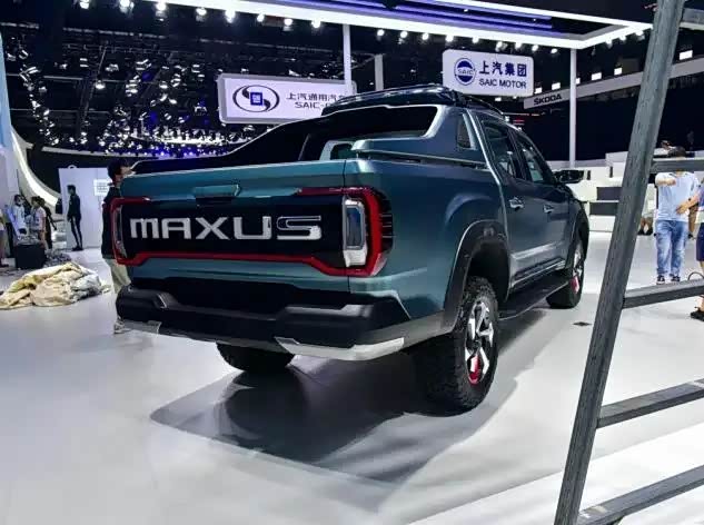 大通t80采用了粗壮的横幅式进气格栅,并且采用了分体式大灯_上汽大通