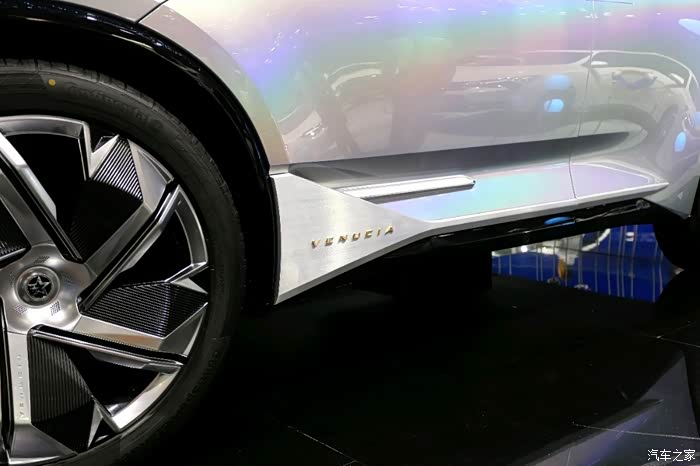 车身线条流畅,内部空间不拘谨!