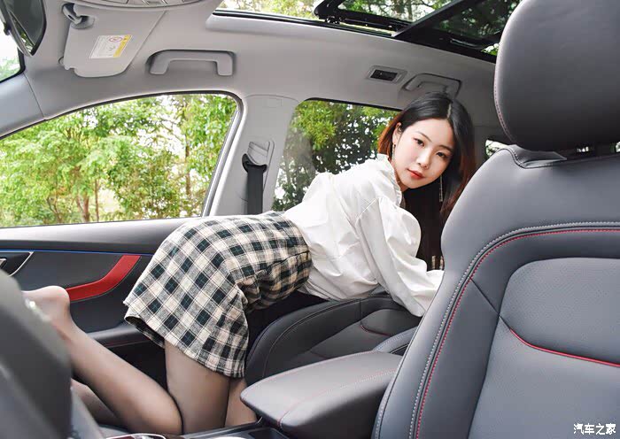 黑白分明,高性价的大白虎7与性感黑丝小姐姐的颜值大比拼!