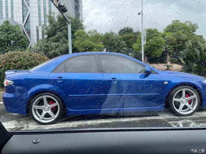 换了18寸cv3轮毂,喷了红色卡钳