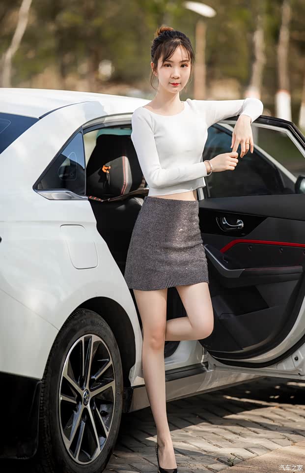 媳妇当车模上交美腿大房二房小白的高清写真作业