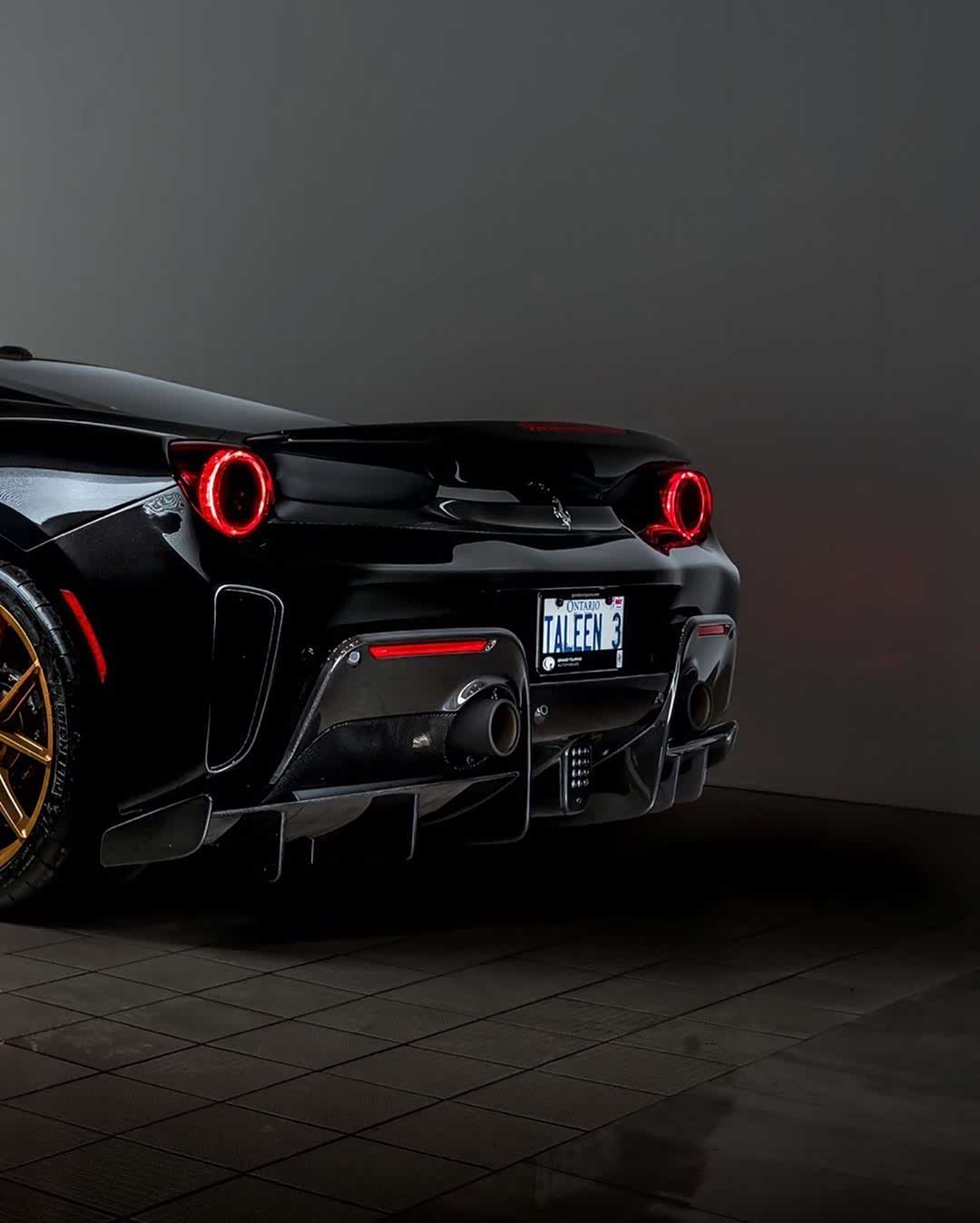 法拉利488一匹黑色小骏马.