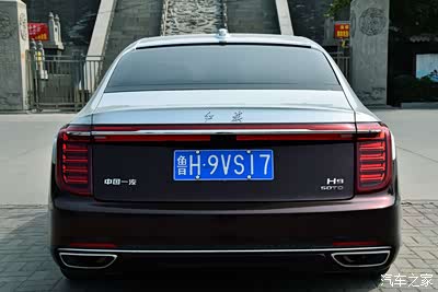 车尾贯穿式的尾灯中带有镀铬装饰条,汉字红旗更是点缀了车尾的美感,让