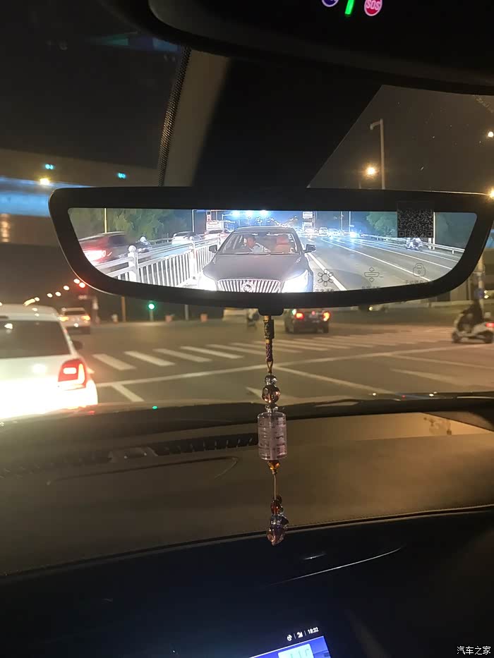 流媒体后视镜夜晚效果