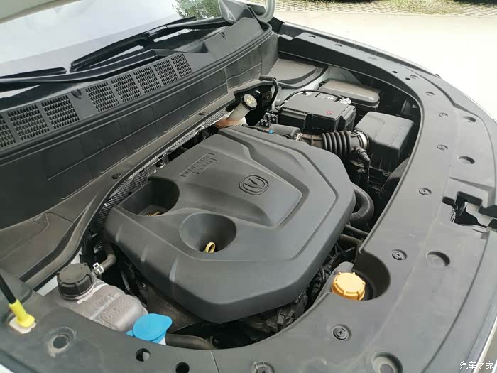 布局整齐划一的发动机舱