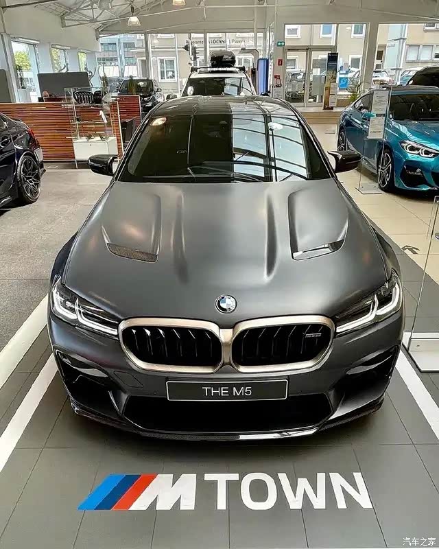 宝马m5实车,外观采用了很有质感的哑光车漆涂装非常帅气.