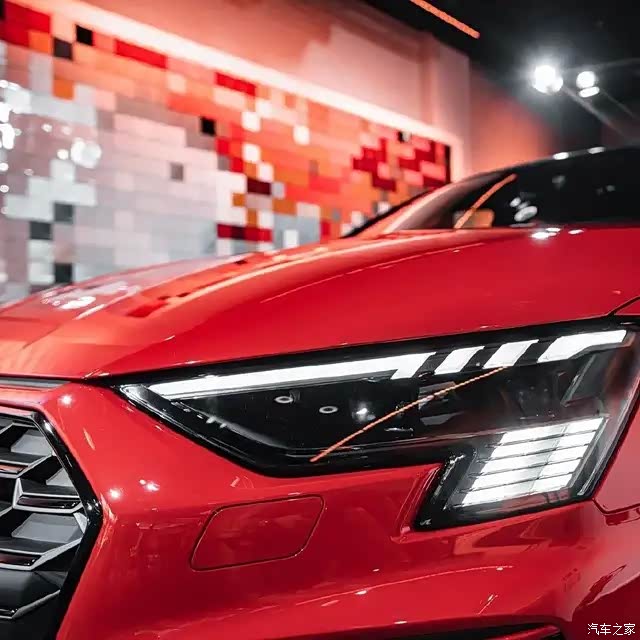 红色的车漆涂装尽显潮流与时尚感.