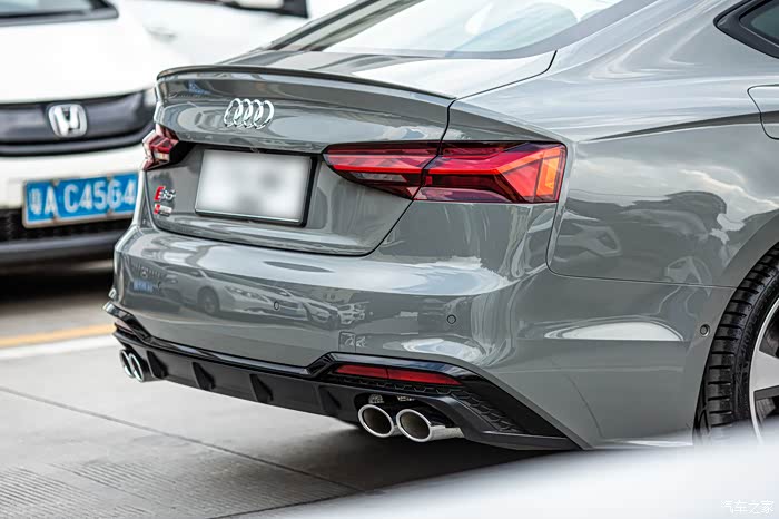 奥迪rs5纳多灰外景实拍