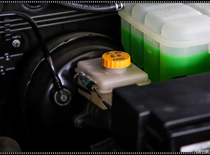 最后也在店里看了一下发动机舱,不过确实不是很懂.