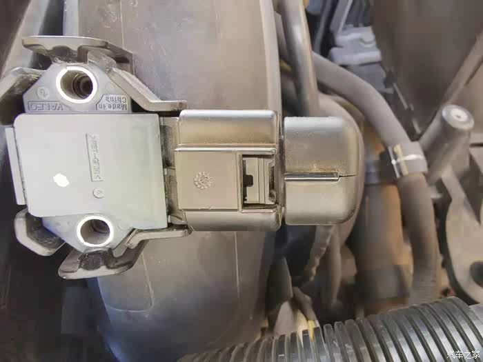 出厂时进气压力传感器是这样卡在进气支气管上的.