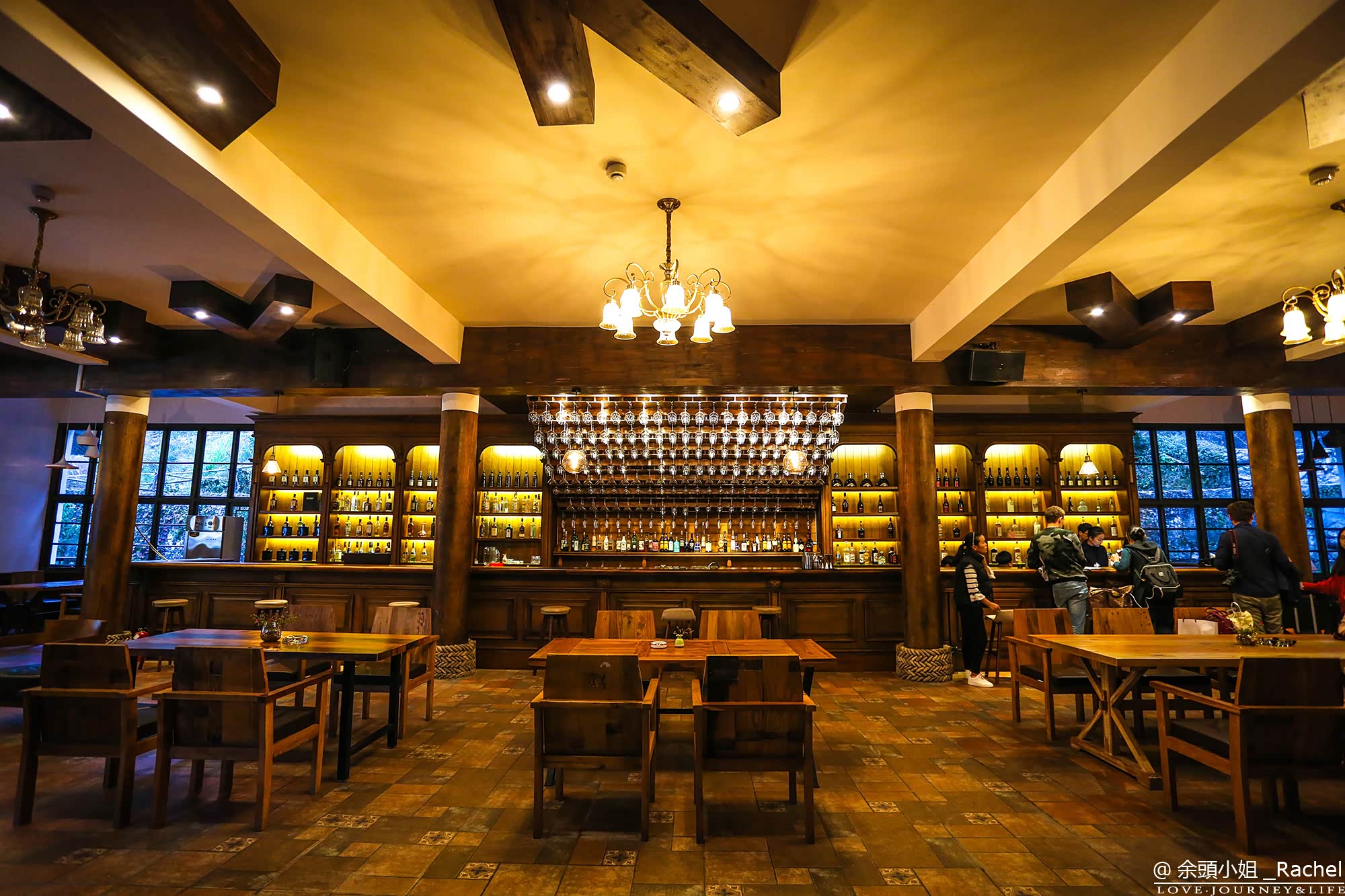 酒吧走廊雅座开窗便能见到山水楠溪若舍现有35间客房均以书籍名称命名