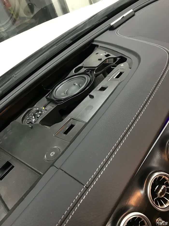 中置喇叭,我多加一个柏林音,中置就变成两个喇叭…提升音质