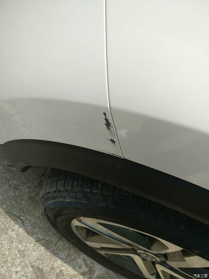 前轮上方车漆刮了一下修补大概要多少钱