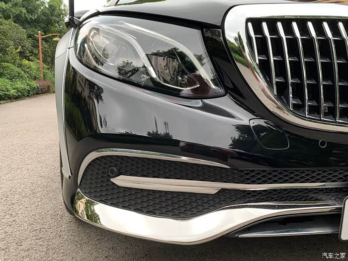 中网采用镀铬亮条装饰作为点缀让整个车头的质感增加