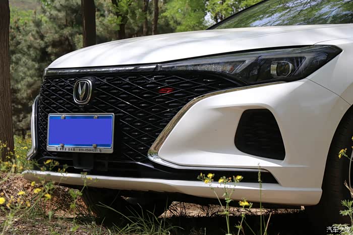 逸动plus新颖的外观 独特的内室