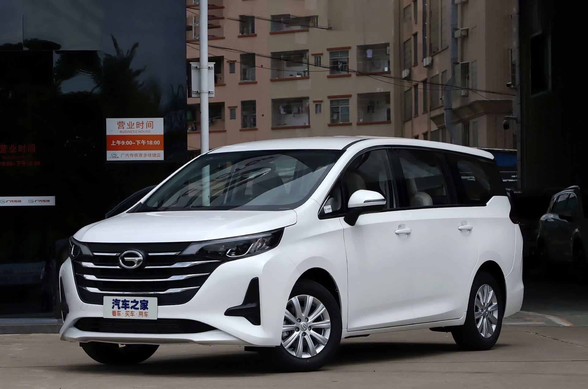 广汽传祺gm6采用的依然是家族凌云翼式前脸