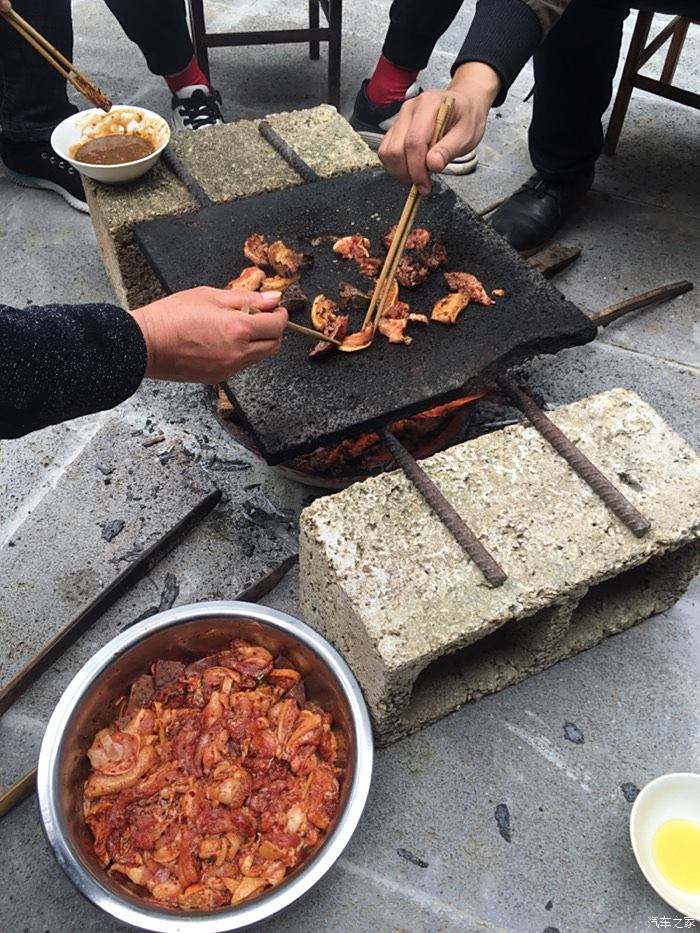 火山石石板烤肉,放很久了,先拿幾塊錢肉弄一下,淋點油,以防石板斷裂