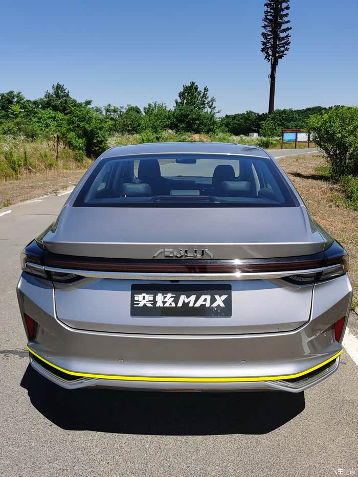 居家日用不错的选择,奕炫max就是一款比较实用的家用轿车