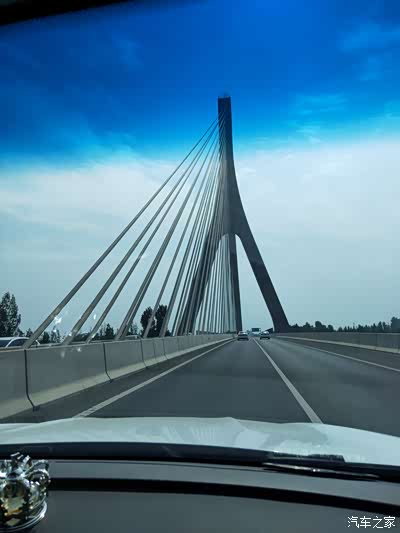 路途中郑云高速上疾驰的车辆,内心里想着甜蜜的家乡期盼着神秘的远方!