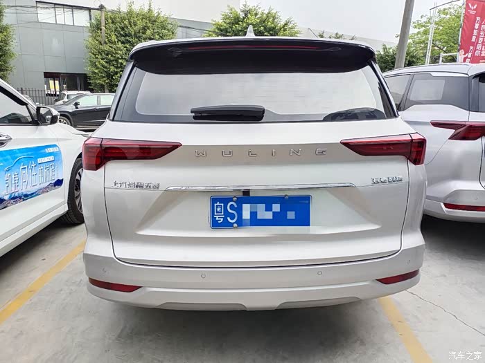 五菱凯捷金色配米色内饰,品味不错哦