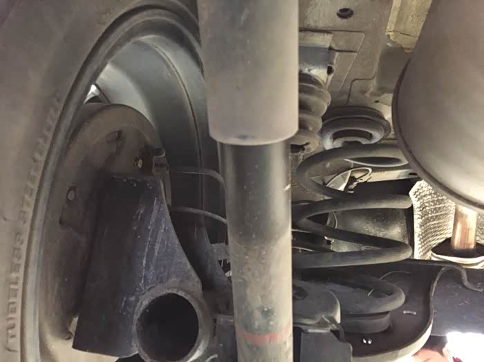 后减震器漏油更换记
