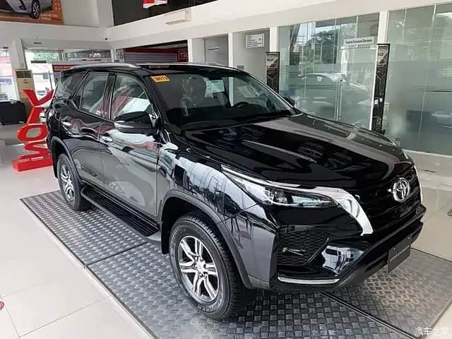 传奇版的车型前脸中网采用扁平的黑色波纹式格栅造型