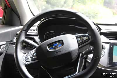 多功能的方向盘是带有电子助力转向的,打方向灵活精准,驾驶的手感也