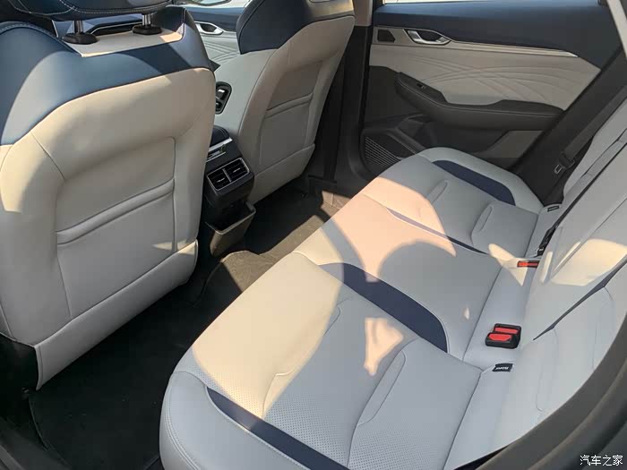 紫荆下的你真美-吉利星瑞