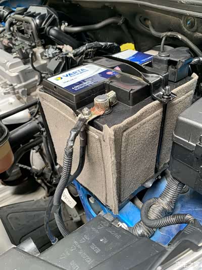 换新电瓶后给电瓶延寿保护,手工纯打造电瓶保温套.