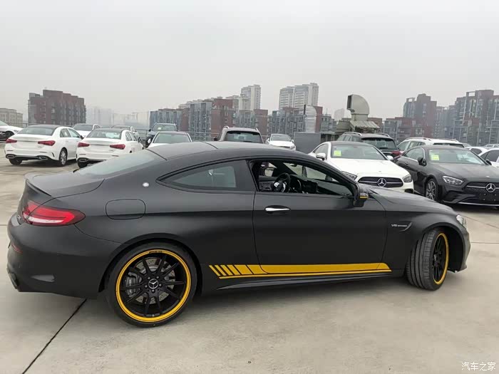 21款奔驰amg c63轿跑暗夜特别版,低调的外观透漏出霸气