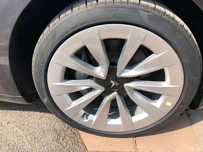 model3冷光银提车了,有小惊喜!