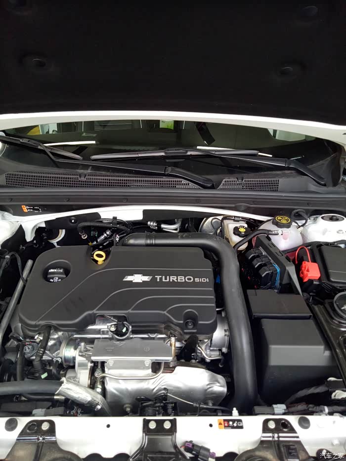 发动机舱,还算规整