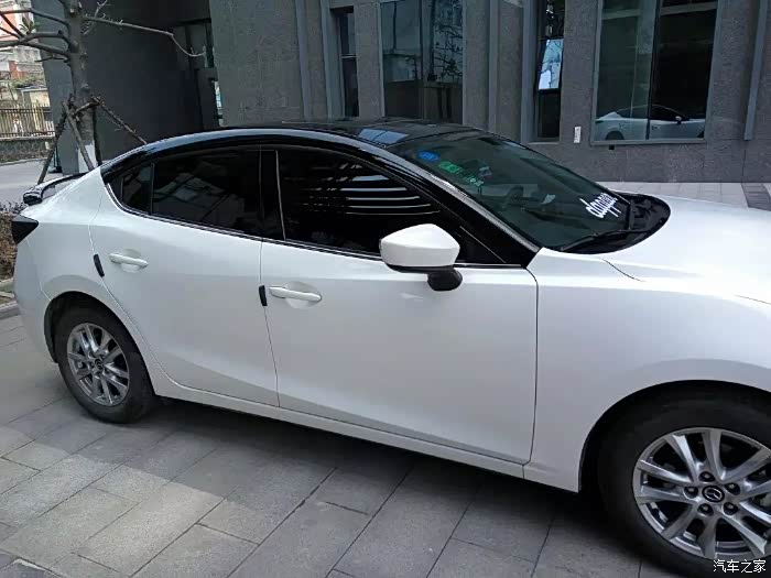 昂克赛拉白色有没有贴黑顶膜的