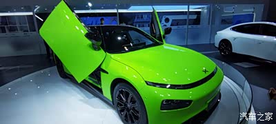 一进馆就看到了炫酷的"蝴蝶门"小鹏p7.