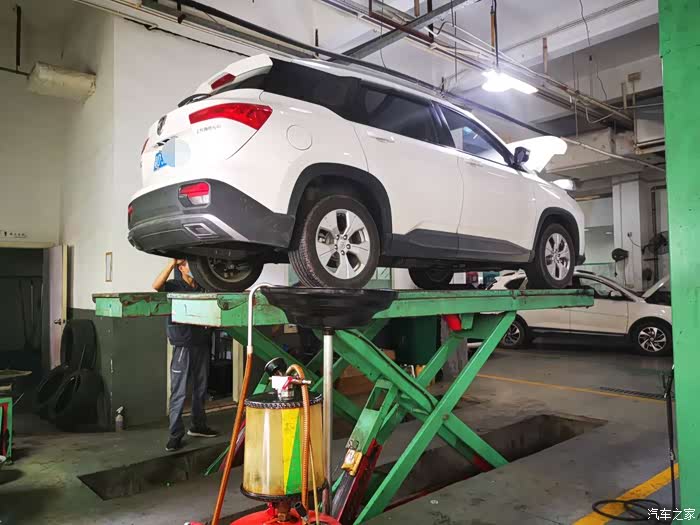 宝骏530第一次首保,维修车间观摩,圆了小时候的车底修车梦!