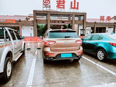 到了服务区,我们一般还是休息一下,下雨天跑高速有点累.