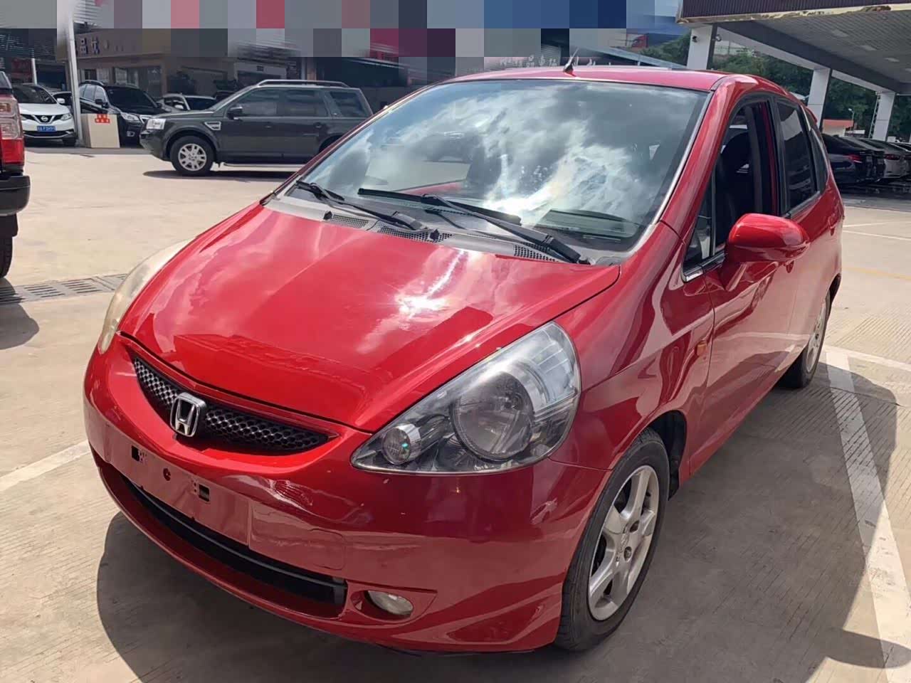 红色老款本田飞度依旧很帅气