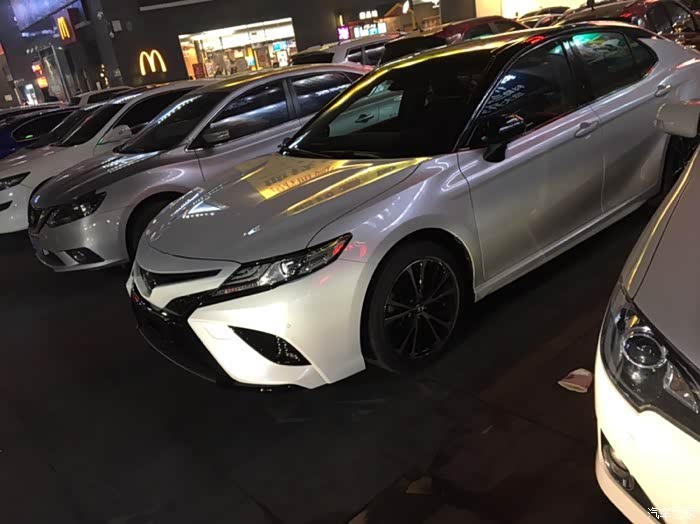 偶遇八代凯美瑞黑顶的挺好看