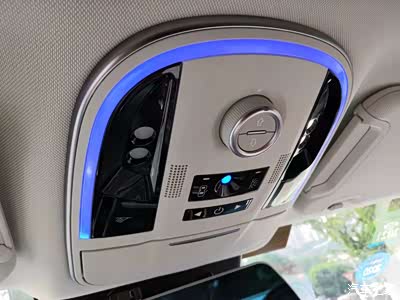 蓝色的氛围灯,我个人是非常喜欢这种的.