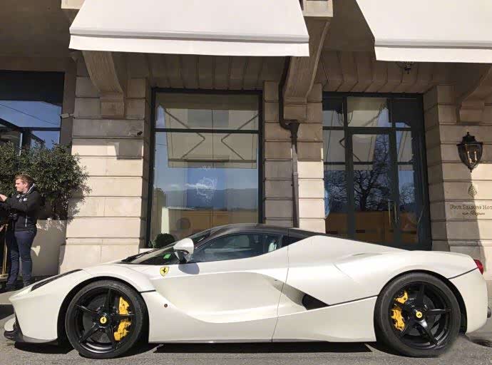 白色法拉利laferrari