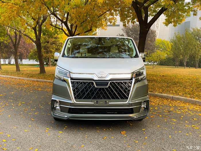 进口丰田萨尔法皇家沙龙星云版首发现车到店